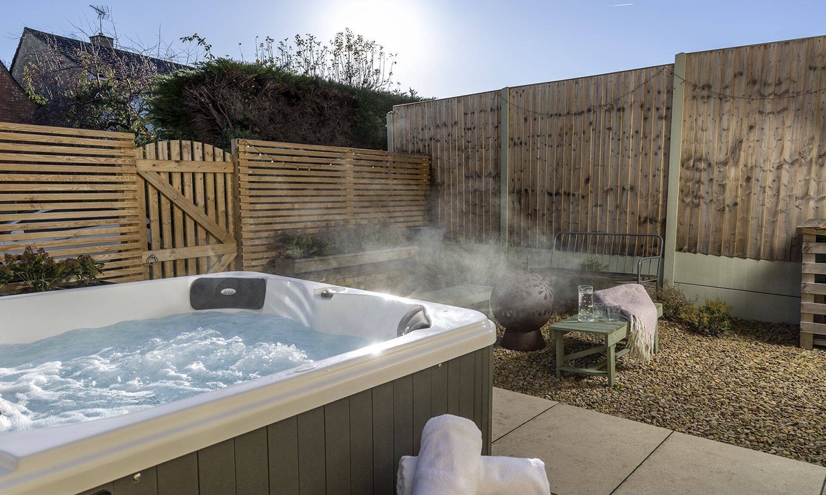 Winchcombe Cottage | Dog friendly holiday cottage in the Cotswolds with a hot tub - The Old Forge