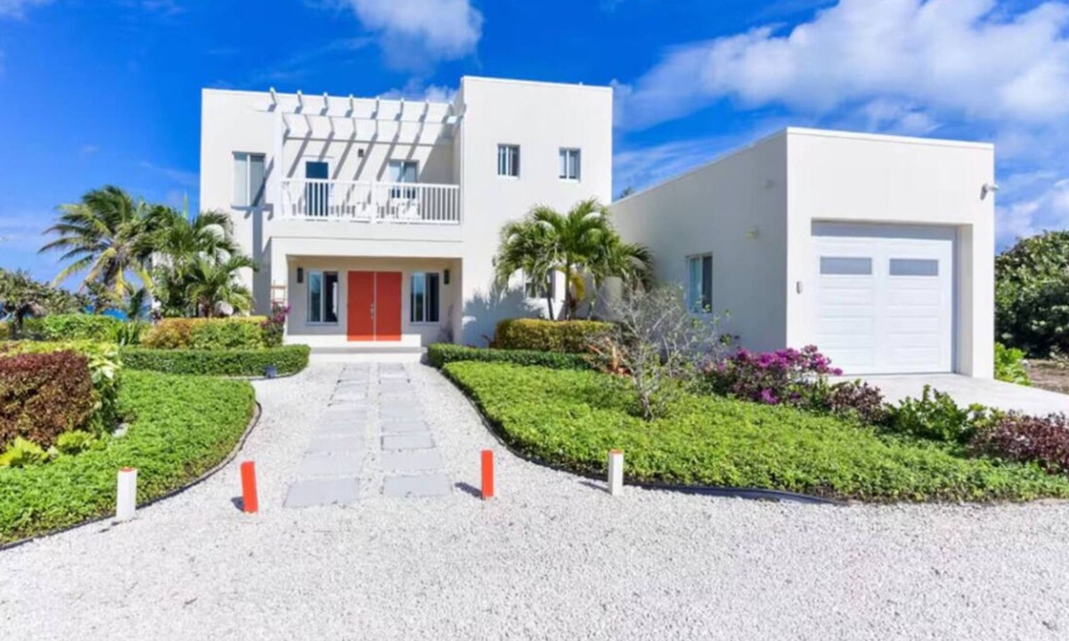 Farmer's Hill House | Don’t Be Jellyfish Exuma! Beach Front, Heated Pool