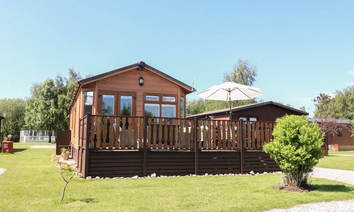 Tewitfield Cottage | DOORMOUSE LODGE, pet friendly in South Lakeland Leisure Village