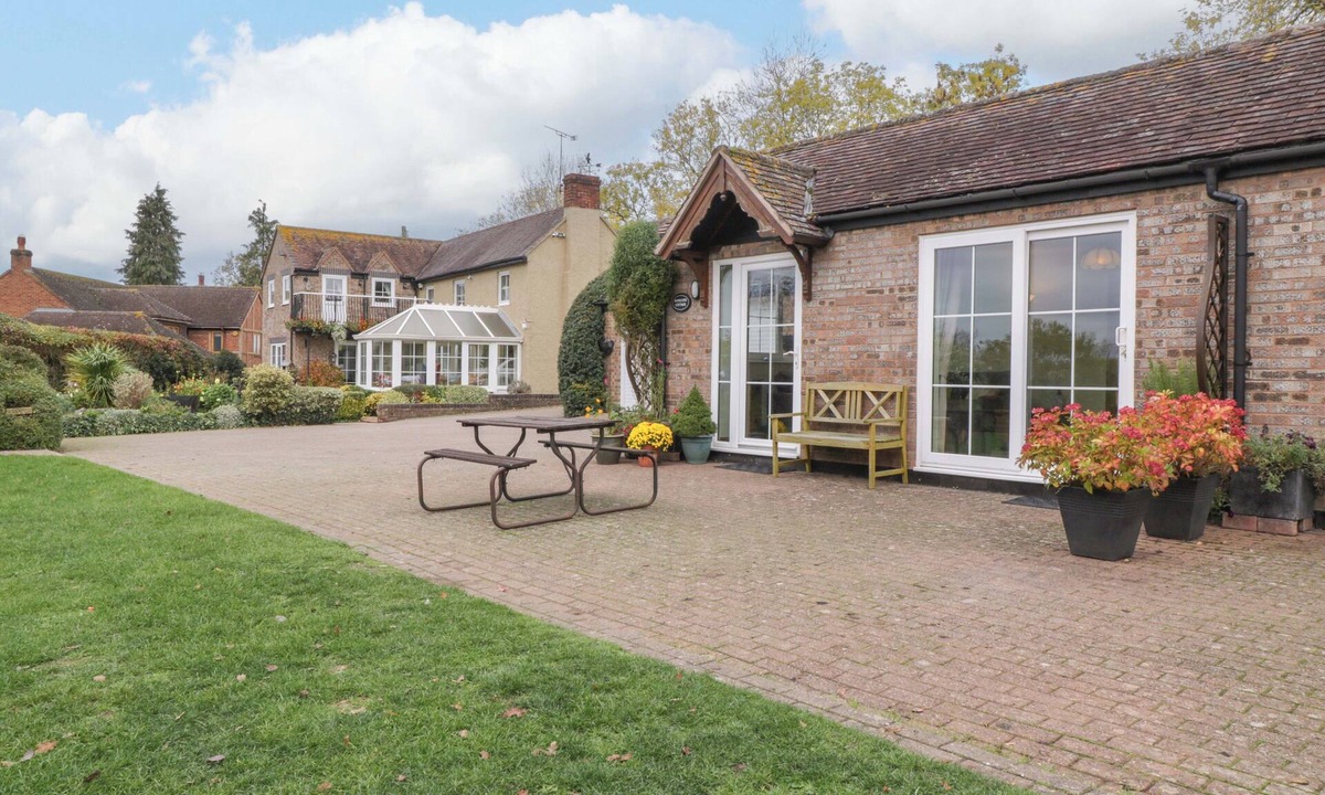 Gloucester Cottage | DOVECOTE COTTAGE, with a garden in Gloucester
