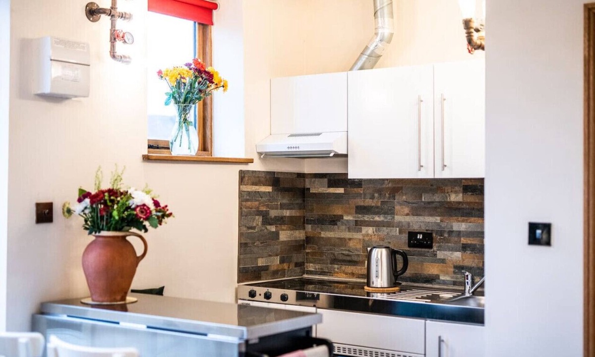 Grafton Regis Cottage | Eakley Stables 1 - Woody: Cosy Countryside Retreat close to Milton Keynes
