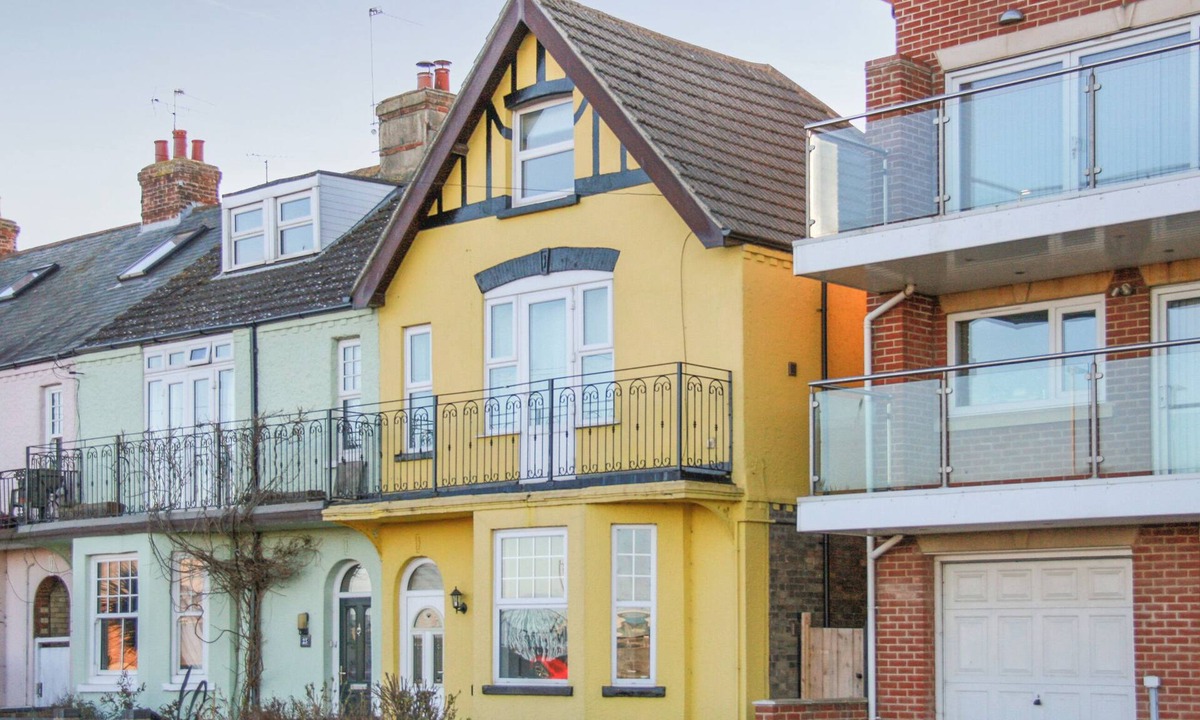 Hopton Cottage | Easy stroll to the sandy beach with harbour views to watch the ships arrive.
