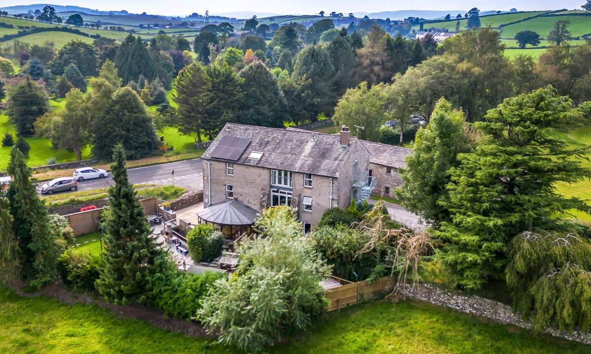 Kendal Cottage | EDEN MILL, MILLERS BECK, pet friendly, with hot tub in Kendal