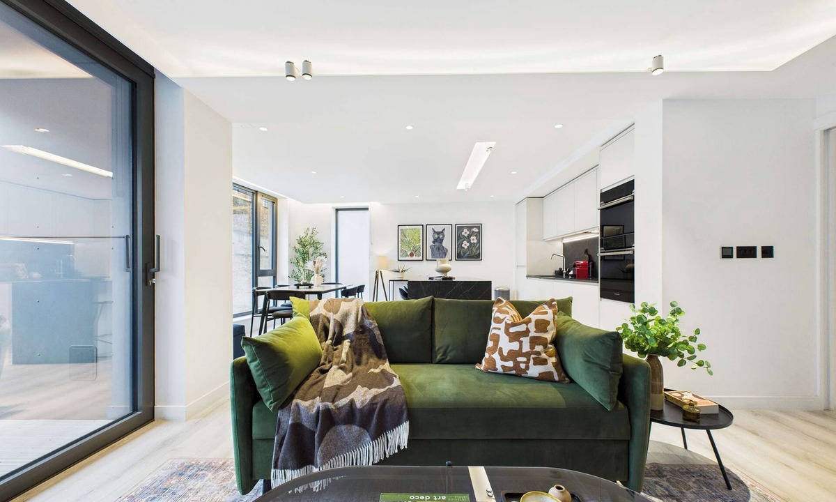 Cathedrals Apartment | Edgy & Modern Balcony Apartment by Borough Market