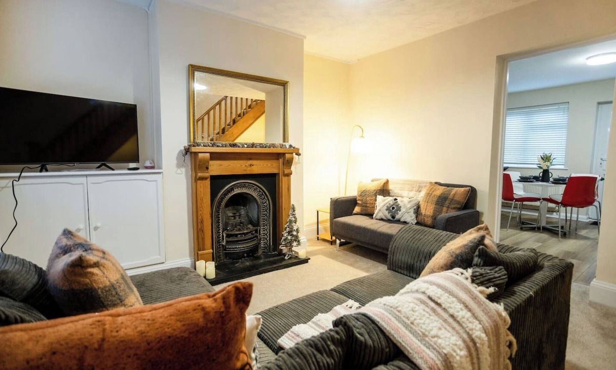 Montpellier House | Edward Street House Central Location Sleeps 5, Cheltenham