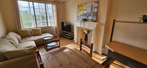 Brondesbury Park Apartment | Elegant 1-Bed Flat, Sleeps 5, London NW6 - 5 mins to Jubilee, Bakerloo & Overground Lines