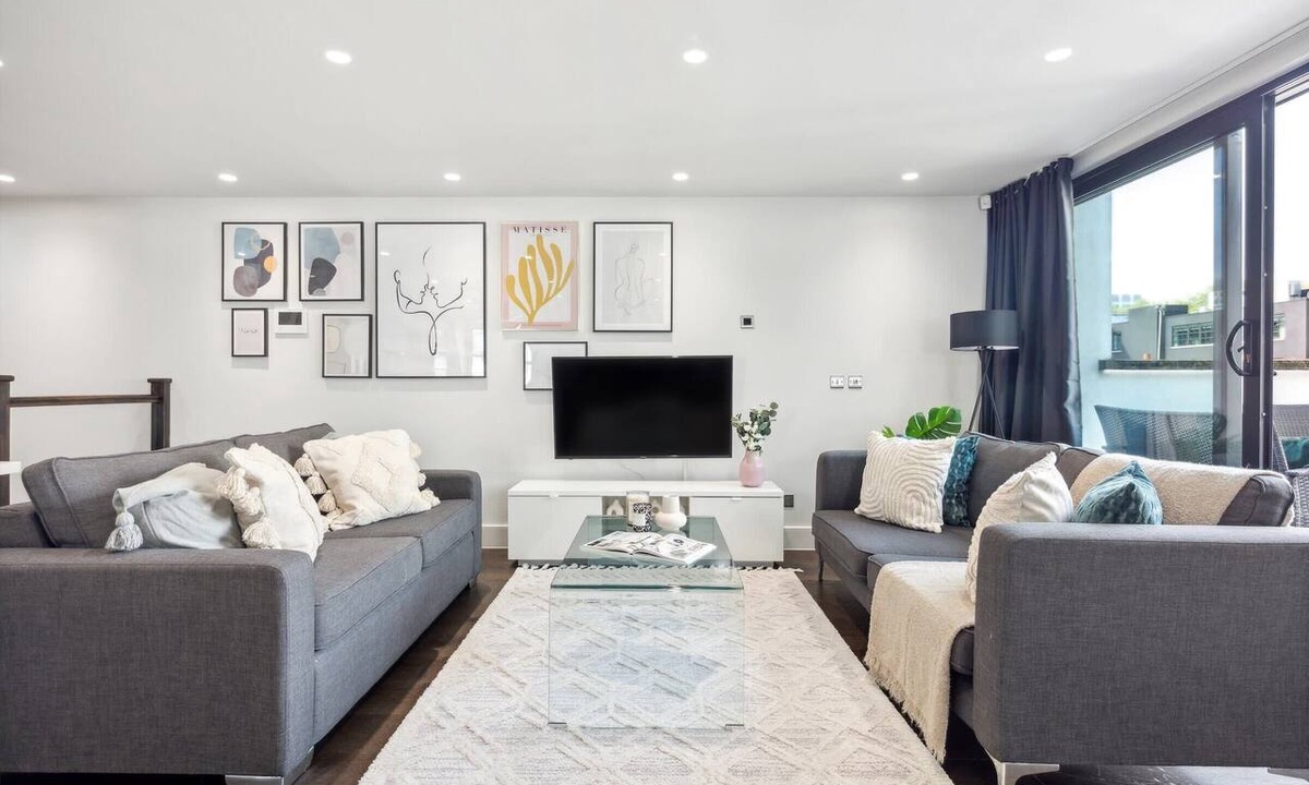 Fitzrovia Apartment | Elegant 2BR Penthouse Terrace in Soho