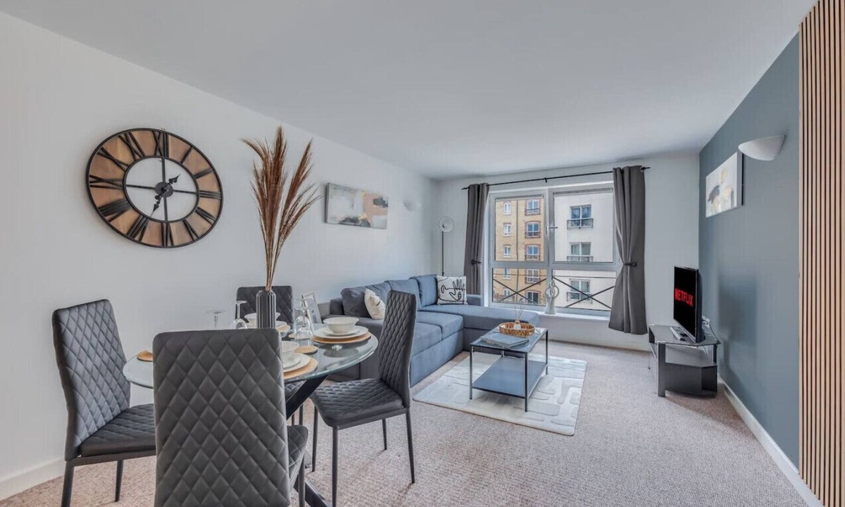 Northampton Apartment | Elegant Apartment in City Centre Fast Wifi Smart TV Access to Communal Gym