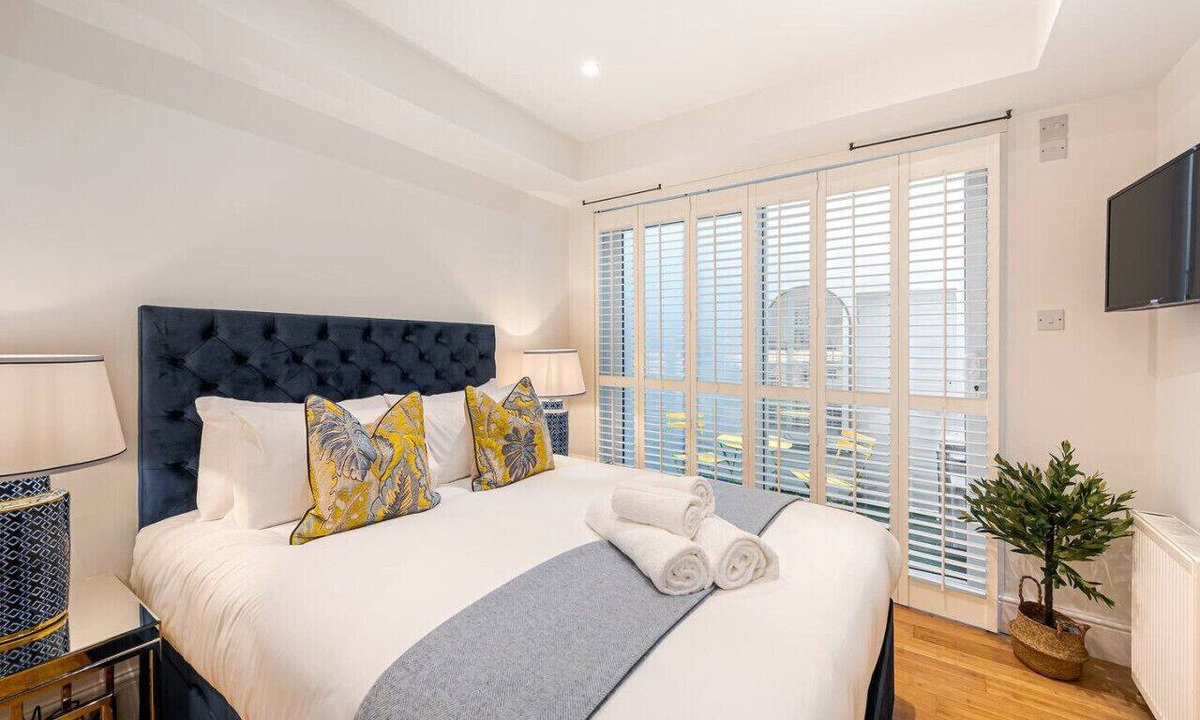 Knightsbridge Apartment | Elegant Belgravia Apartment with Private Patio