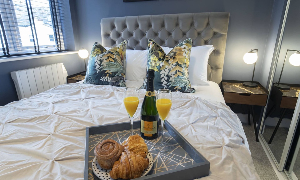 Cheltenham Apartment | Elliot Oliver - Exquisite 2 Bedroom Apartment With Garden, Parking & EV Charger