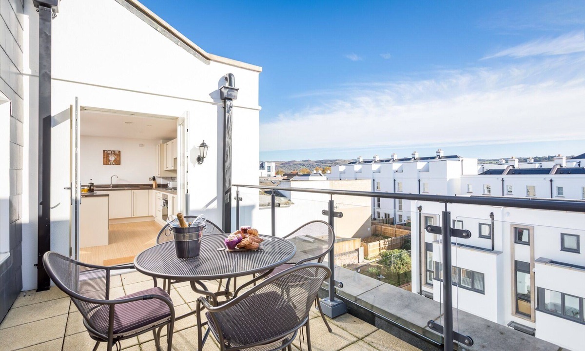 Cheltenham Apartment | Elliot Oliver - Luxury 3 Bedroom Town Centre Apartment With Parking