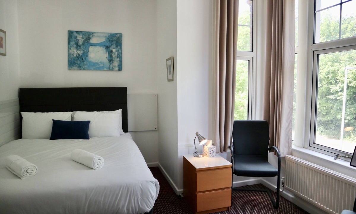 Gloucester House | Ensuite king with private bathroom