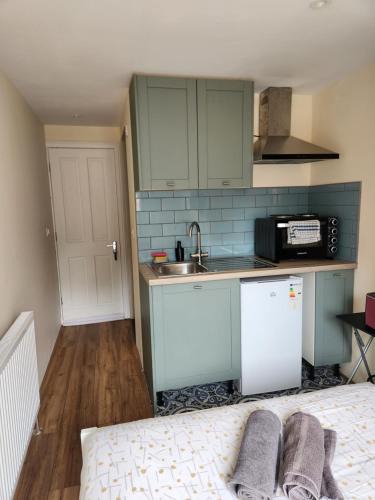 Crawley Apartment | Ensuite Studio Flat Crawley-Gatwick