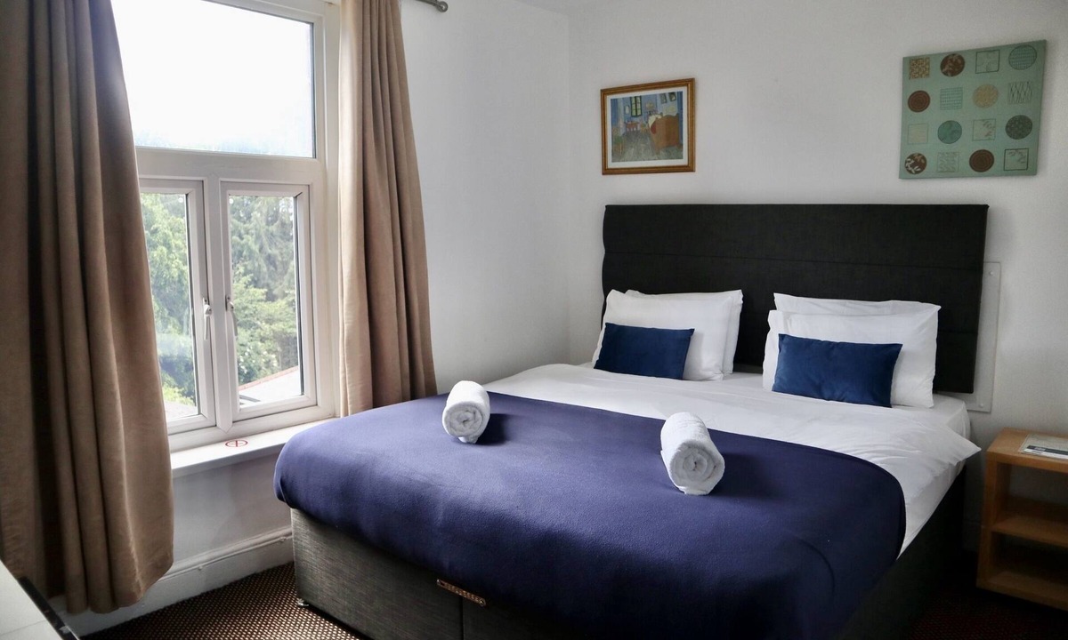 Gloucester House | Ensuite superking bed room