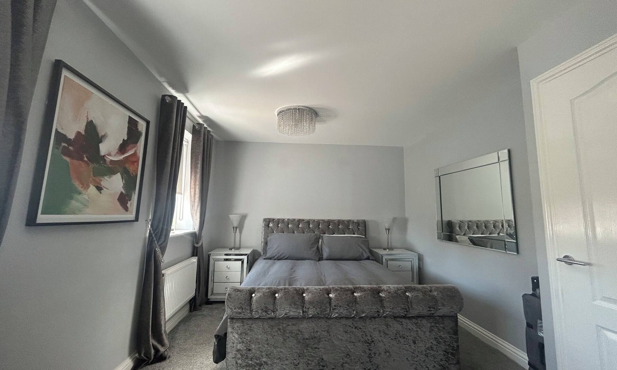 Bedford House | Entire Home in Central Bedfordshire 5 Bedroom sleeps 10 5BR & 2.5 bathrooms