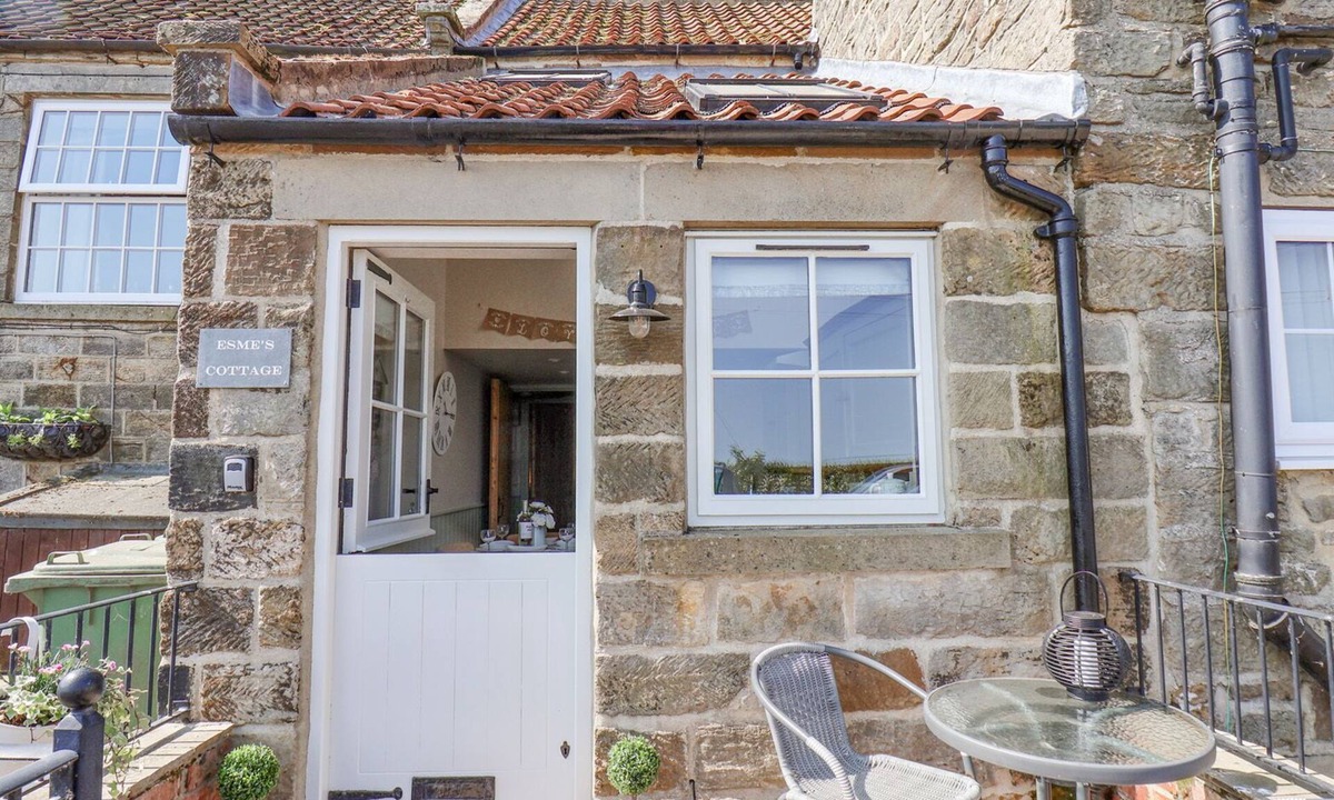 Ugthorpe Cottage | ESME'S COTTAGE, pet friendly, character holiday cottage in Whitby