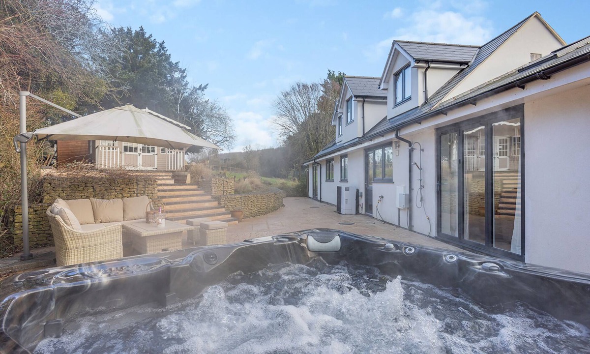 Brimpsfield Cottage | Explore Little Shurdington and Beyond in this Luxurious Holiday Home.