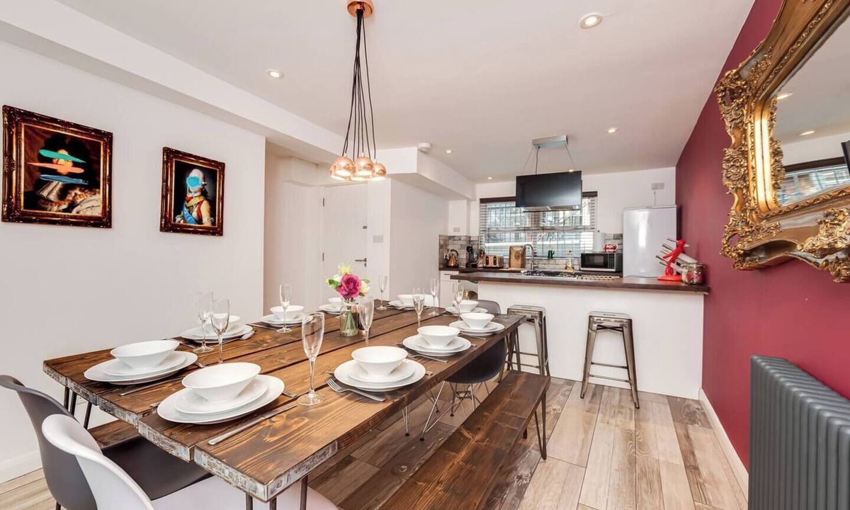 Kemptown House | Fab city centre pad within the busy and vibrant Kemp Town area of Brighton with sea views.
