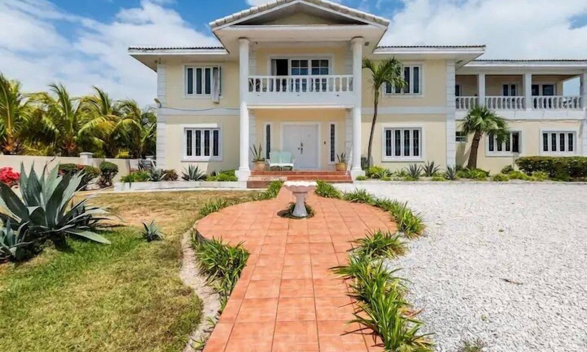 Nassau Villa | Fabulous Seaside Paradise, Sleeps 24, Walk to the Beach!