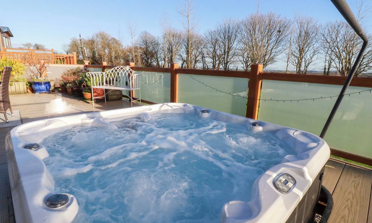 Doublebois Cottage | FAIRWAYS 4, pet friendly, with hot tub in Liskeard