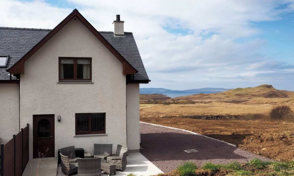 Suladale Cottage | FALLS COTTAGE, pet friendly, with hot tub in Uig