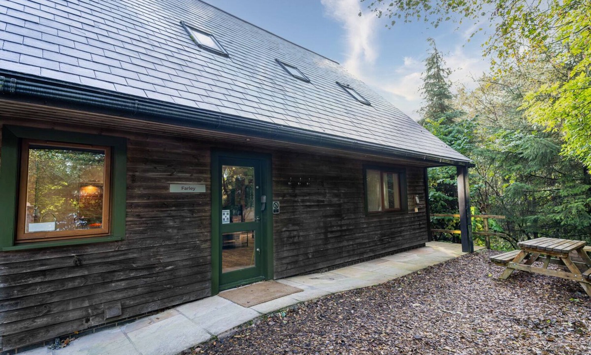 Farley Cabin | Farley; woodland lodge for 8 with hot tub, log burner, BBQ, near Alton Towers.