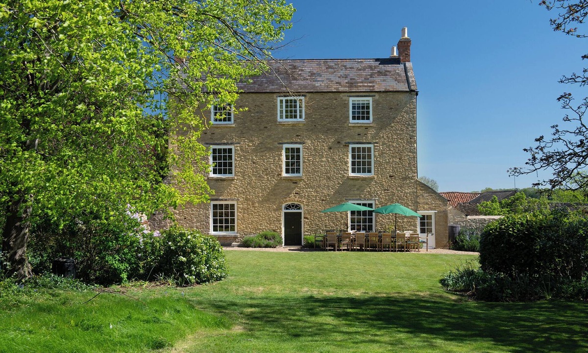 Irchester House | Farndish Manor - Spacious Georgian Manor House - Rural Retreat (sleeps 16+5)