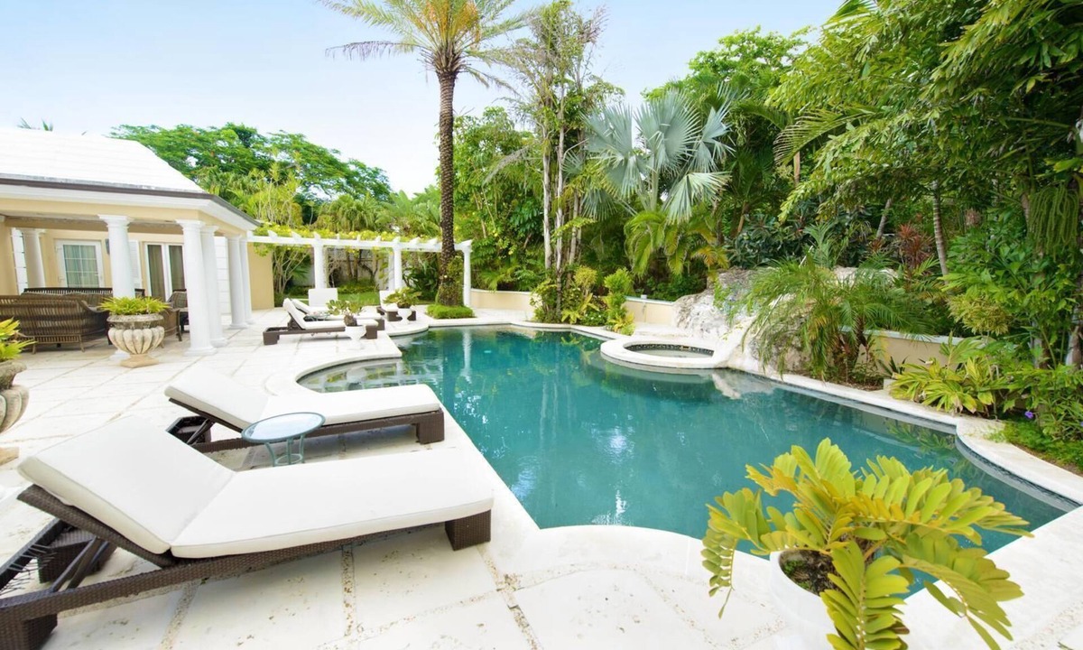 Westwind House | Farraige: Idyllic scenic beachfront 4-bedroom house with island charm