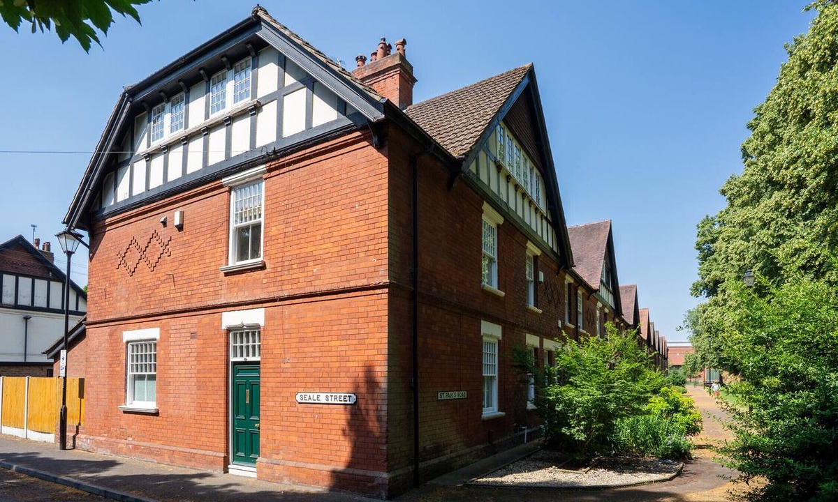 Derby House | Finest Retreats | House on The Green