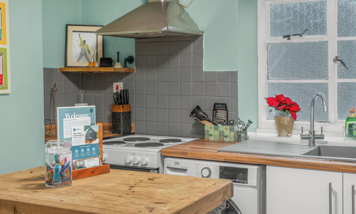 Bicester House | Fox Haven - Charming Three-Story Cottage in Bicester