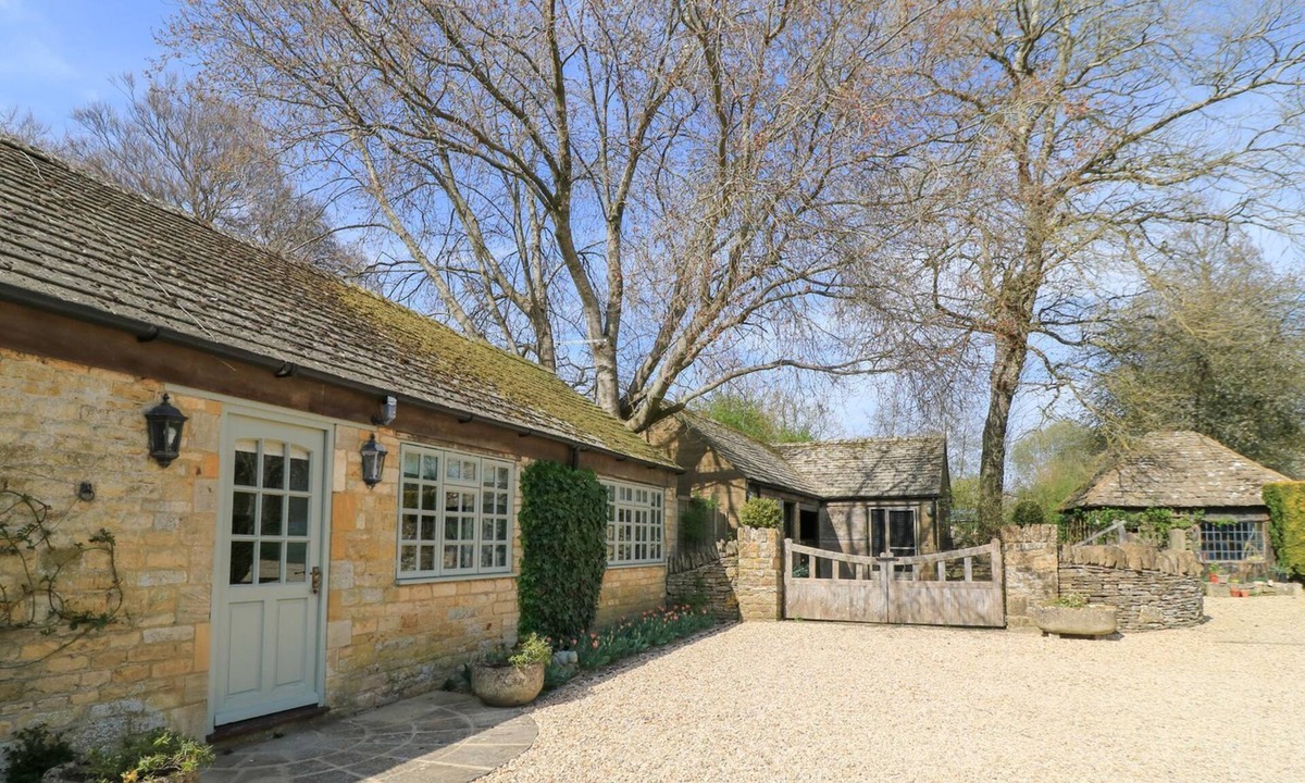 Bourton-on-the-Water Cottage | FOXHILL FARM BARN, romantic, with a garden in Bourton-On-The-Water