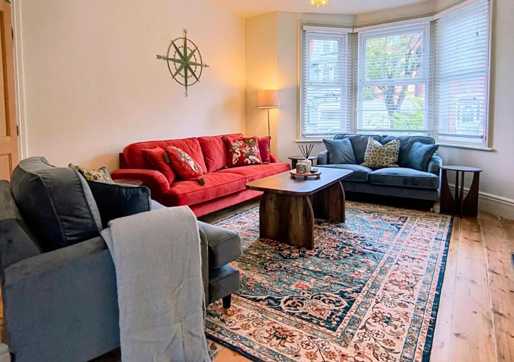 Gorleston-on-Sea House | Free parking, EV plugin, pet friendly and beach at the end of the road