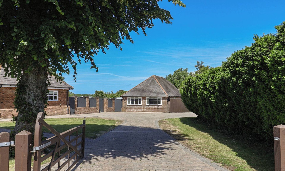 Wool Cottage | FROME VIEW, pet friendly, with a garden in Wool