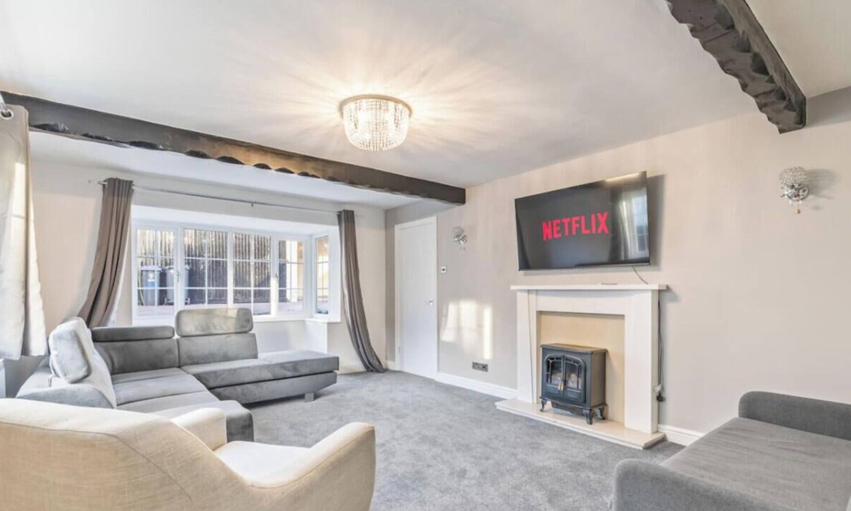 Cheadle House | Cheadle Cottage - Hot Tub and Pool Table!