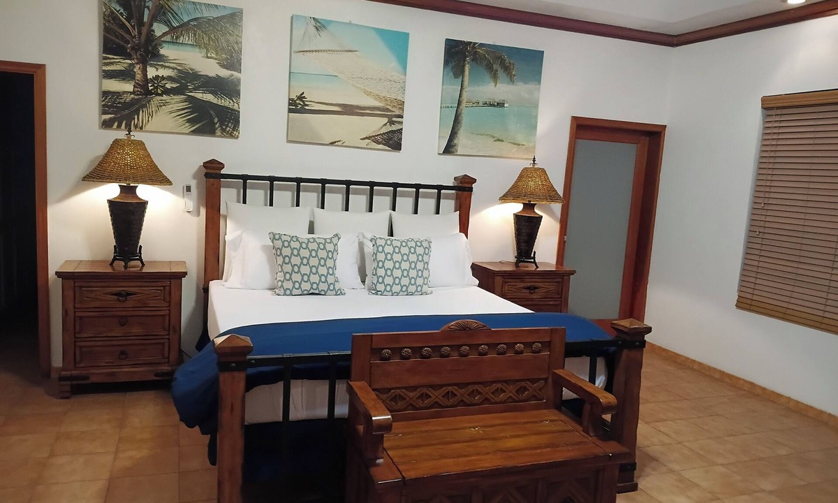 Nassau Villa | Gorgeous 4-bedroom villa with AC in vibrant Nassau