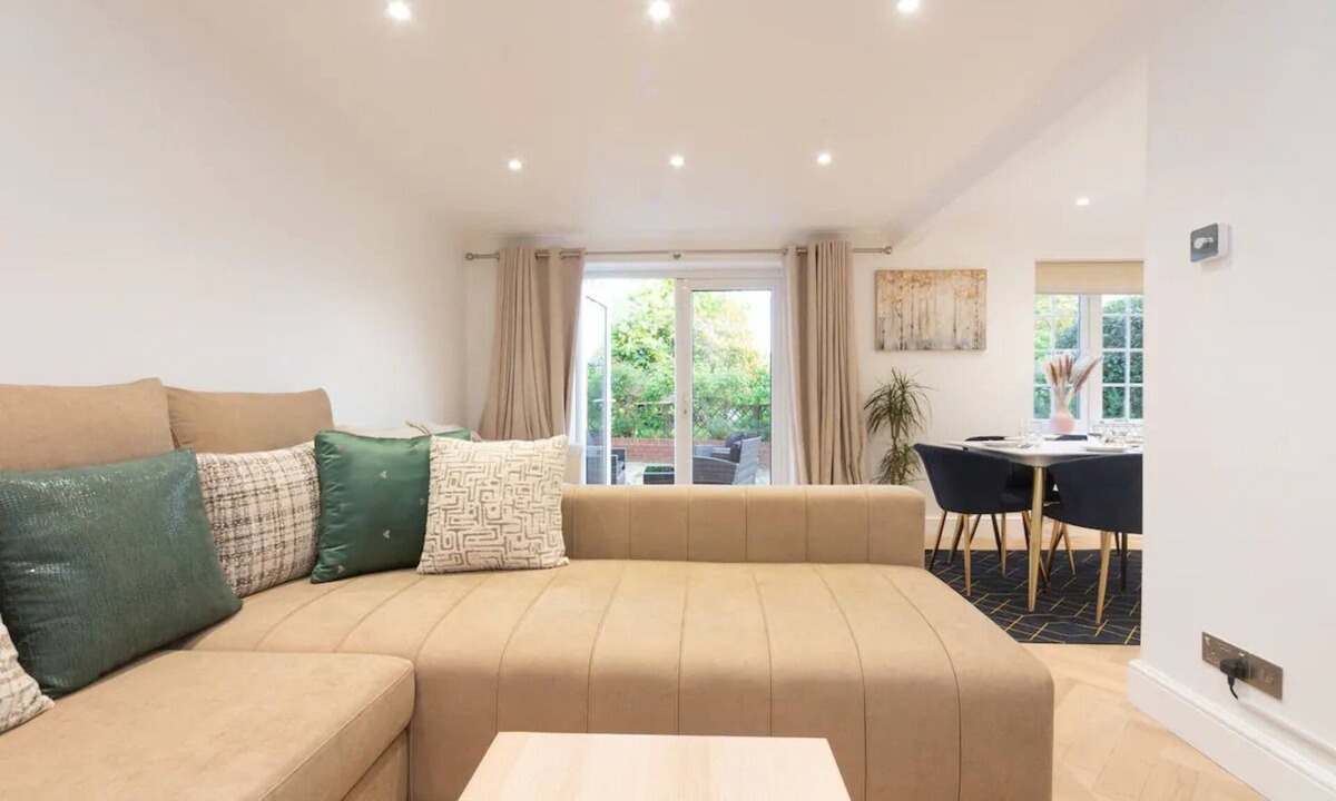 Sidcup House | Gorgeous 4 BR House Near Station, mins to London - Pass the Keys