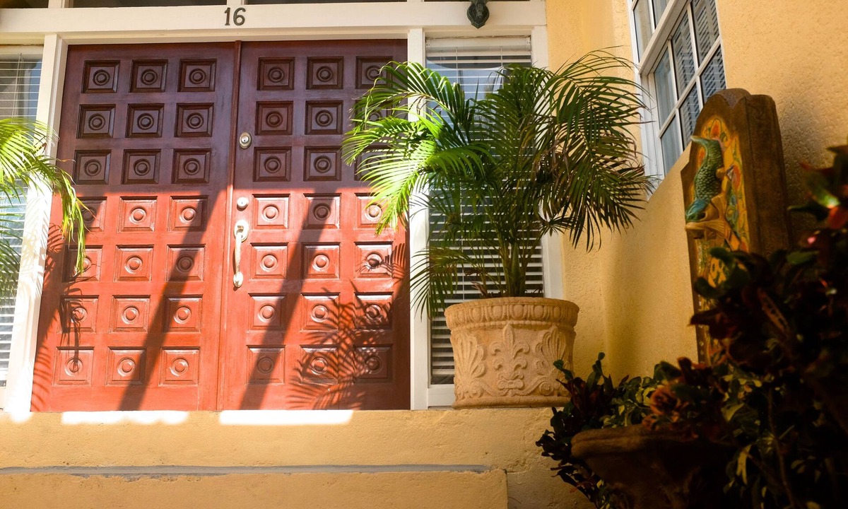 Paradise Island Villa | Gorgeous Beachfront Villa Between Ocean Club and Atlantis