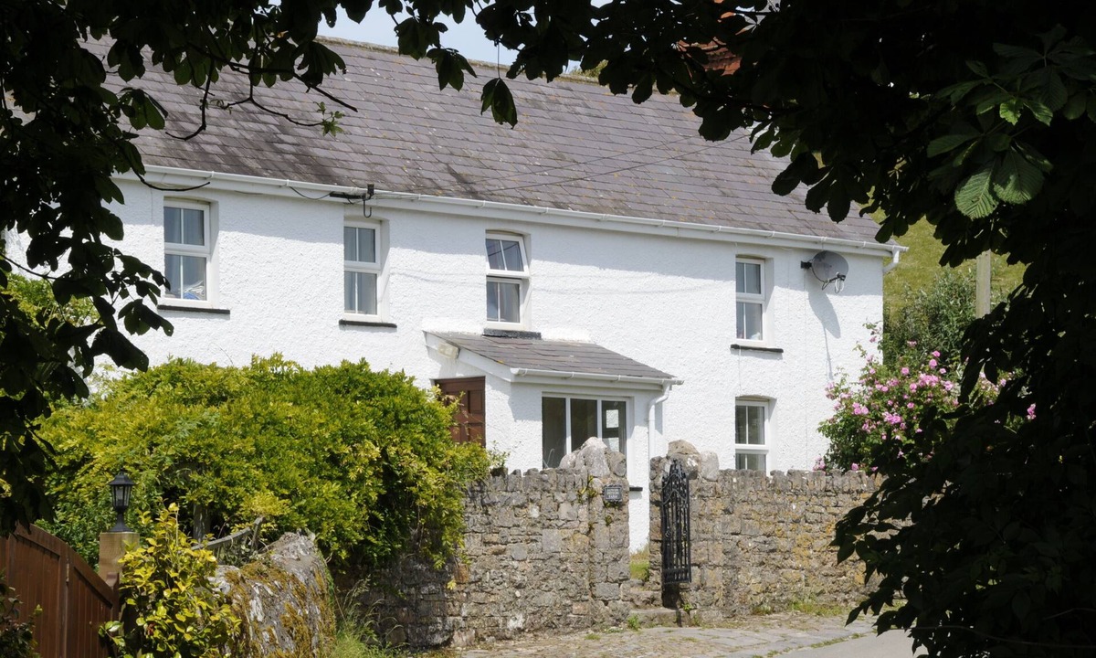 Crynant House | Gower Coastal Holiday Home in Rhossili, up to 12 Guests. Countryside Walks.