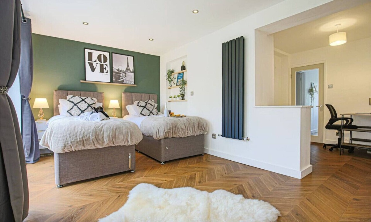 Milton Keynes House | Grace House City Centre Driveway Parking Pool Table Sky TV Fast Wifi Yoko Property