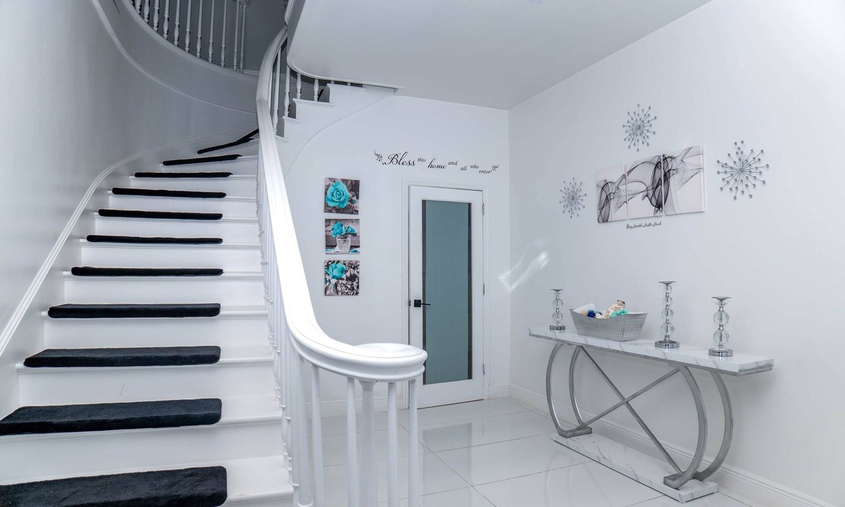 Nassau House | Grand View Beachfront Villa - Spacious, Family, Groups -Sleeps 10+