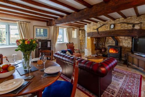 Cutsdean House | Graziers Cottage - character Cotswold cottage with inglenook, parking and pub nearby