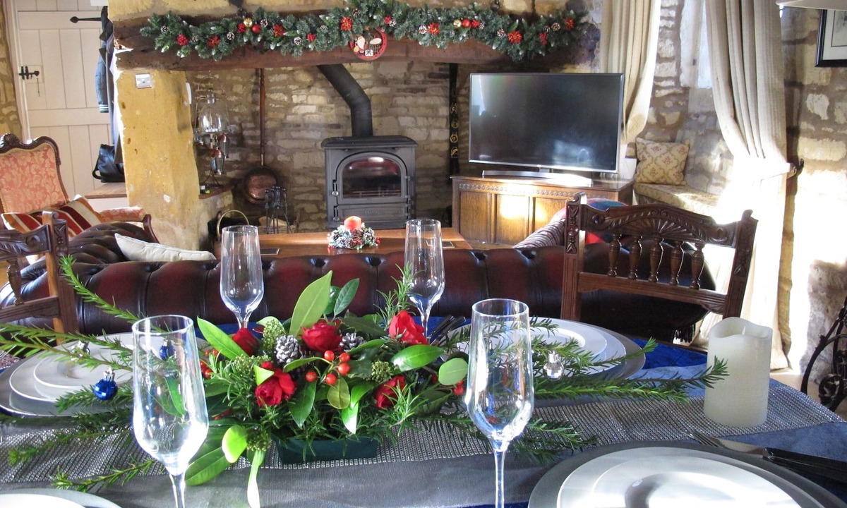 Cutsdean Cottage | Graziers Cottage. Period charm, modern comfort, inglenook, parking, pub