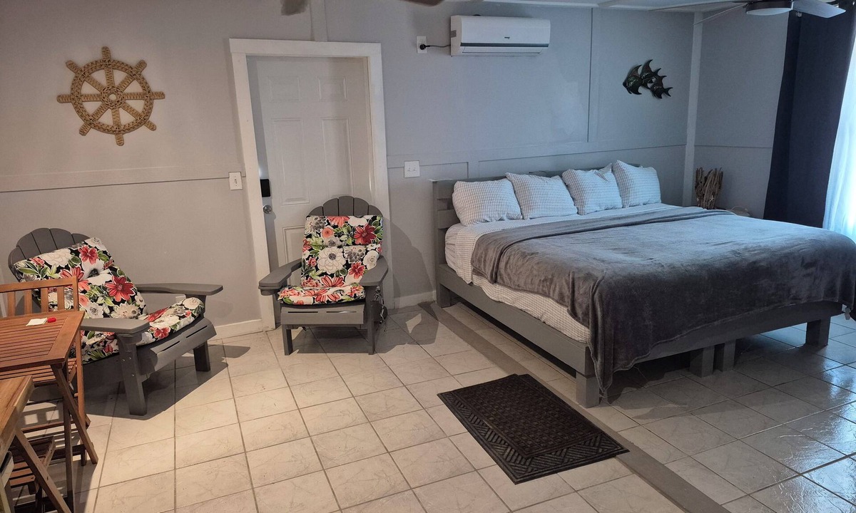 Cockburn Town House | Great for reunions! Rent by the room. Dine together! Columbus Room