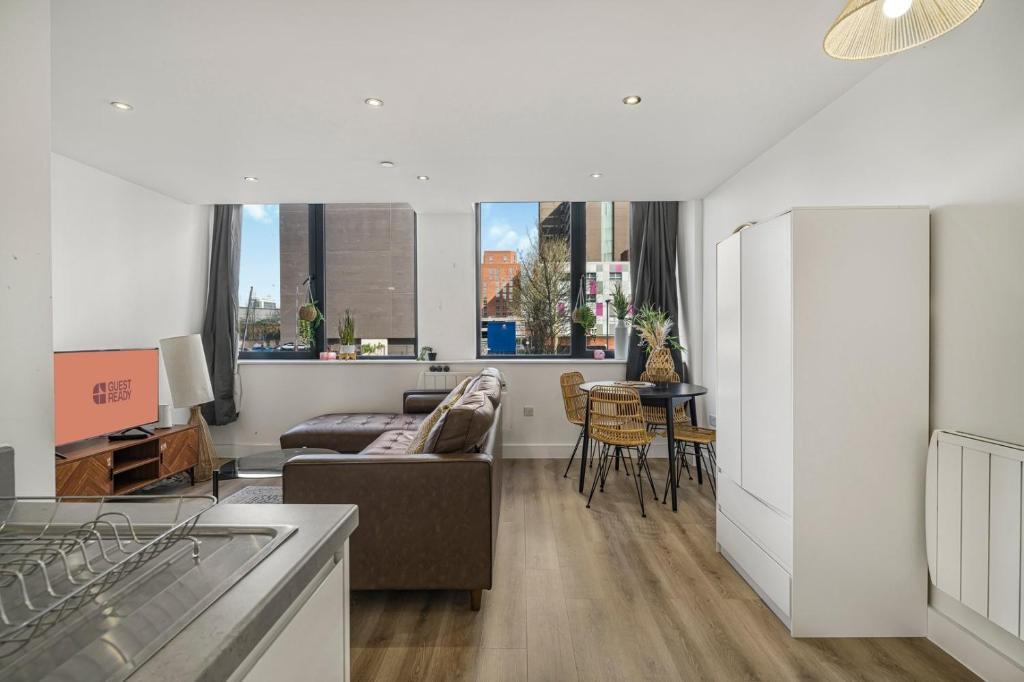 Old Trafford Apartment | GuestReady - Chic Urban Retreat in Old Trafford