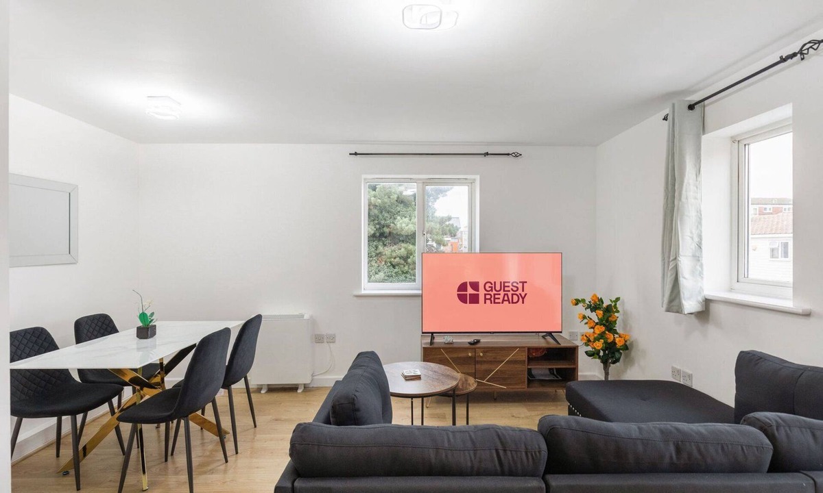 Custom House Apartment | GuestReady - Modern Retreat in London's Docklands
