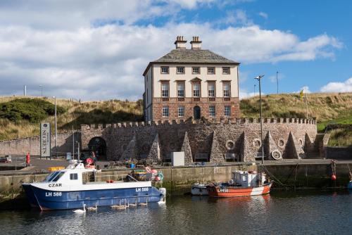 Eyemouth Apartment | Gunsgreen Apartment- LARGE two floor apartment! Sleeps up to 11 people, First floor available separately, sleeping 2 people at a reduced rate!