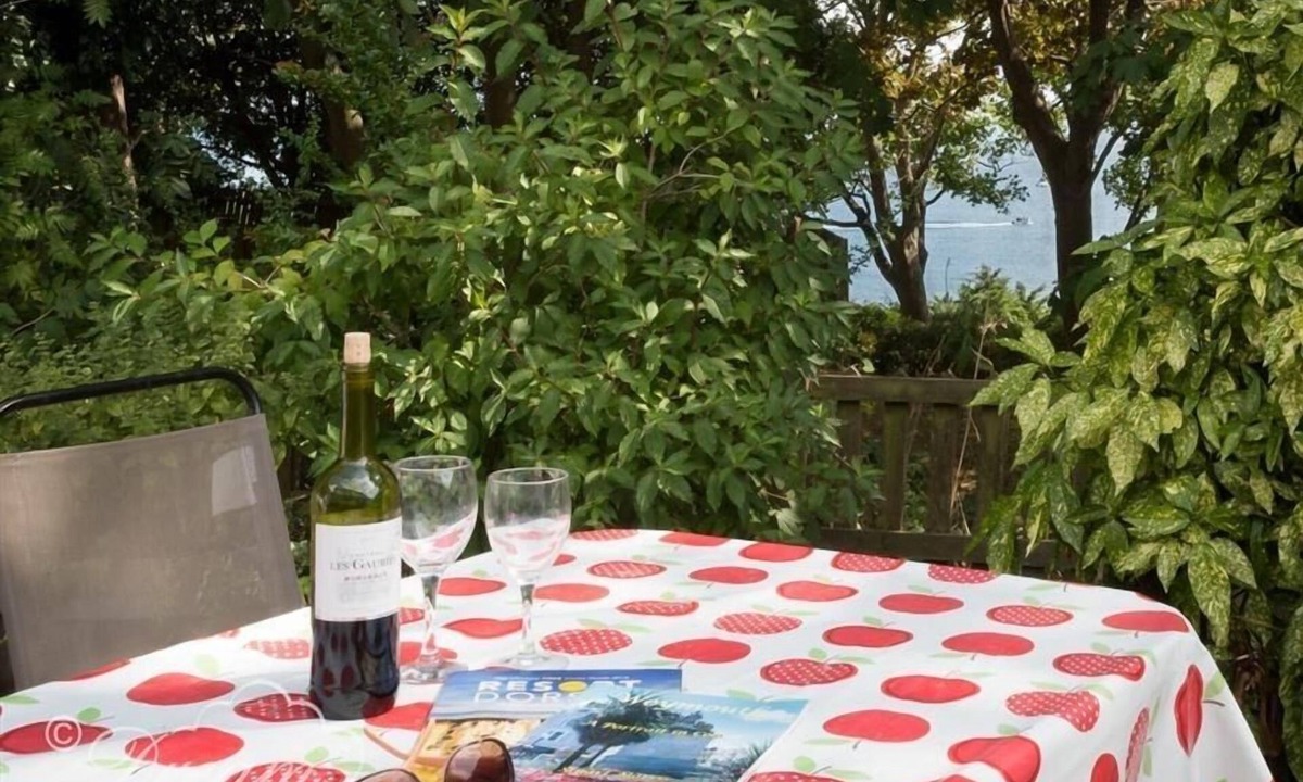 Weymouth Cottage | HARBOUR VIEW BUNGALOW, family friendly, with a garden in Weymouth
