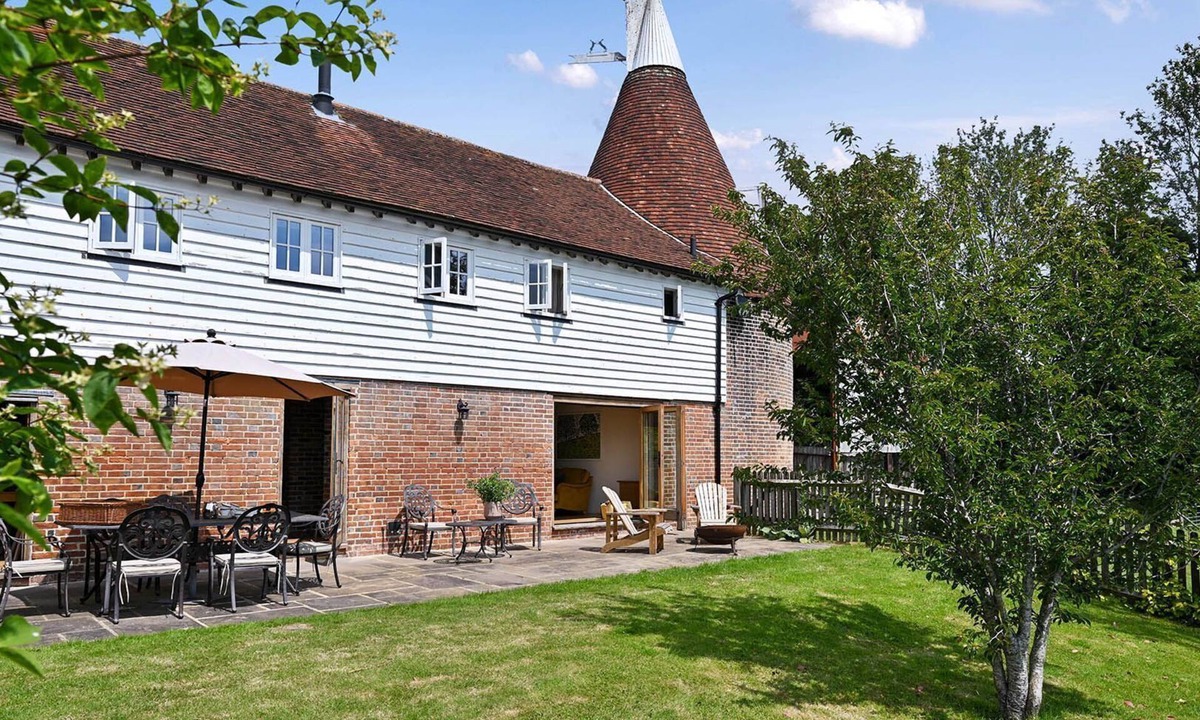Ewhurst Green House | Hare Farm Oast - amazing views - ideal for family celebrations