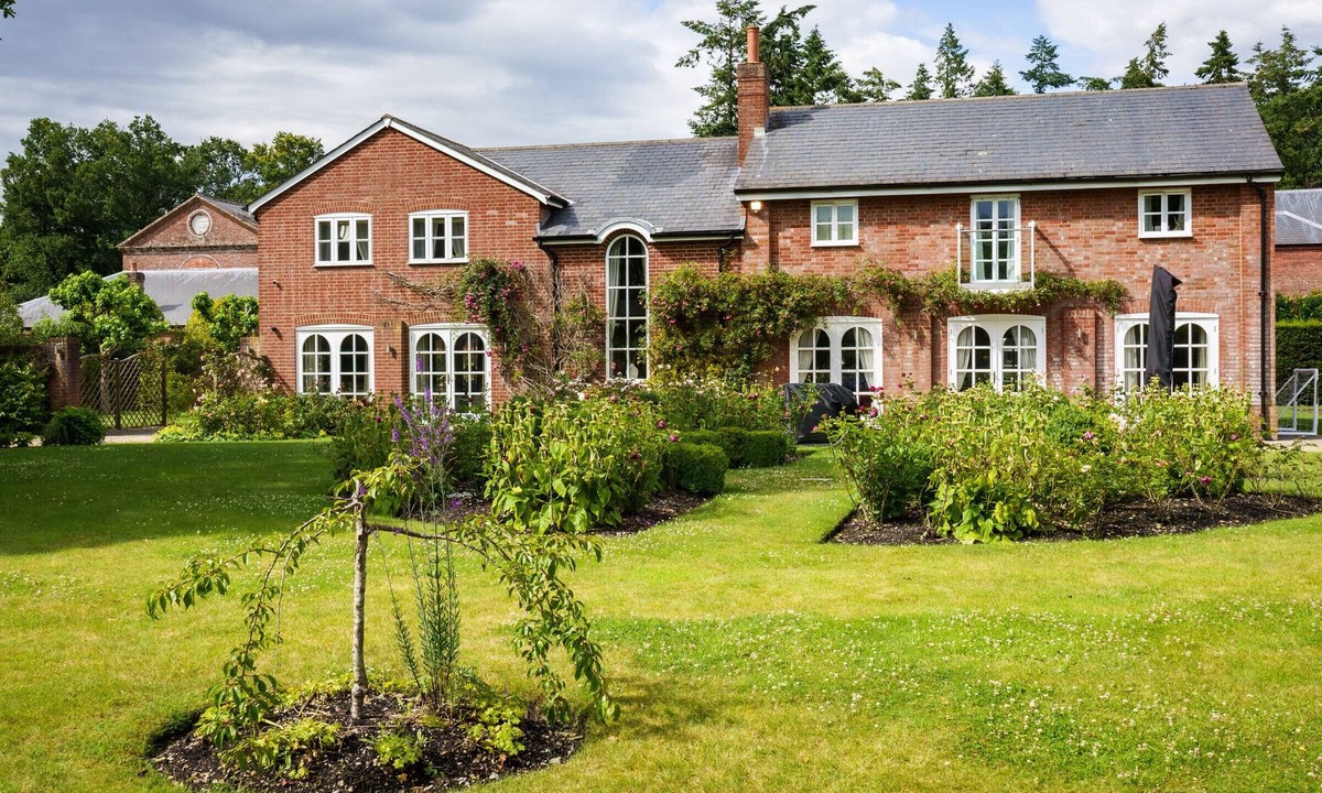 Sandleheath Cottage | Harefield House, 4 bedroom, 4 bathroom, parking, patio, gardens