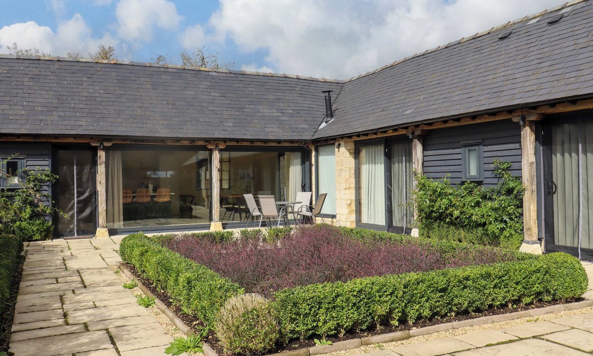 Northleach House | HAWTHORN BARN, family friendly, with open fire in Northleach